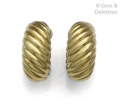 FRED Pair of earrings in yellow gold. Signed Fred. P. Brut : 9.5g.