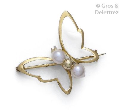 null Brooch " Papillon " in yellow gold, decorated with two cultured pearls. A gold...