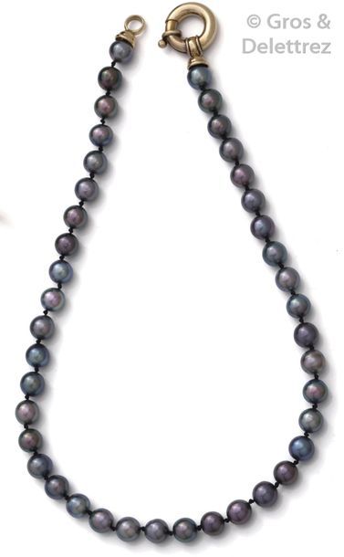 null Necklace made of Tahitian grey pearls. Yellow gold clasp. Longueur : 47.5cm....