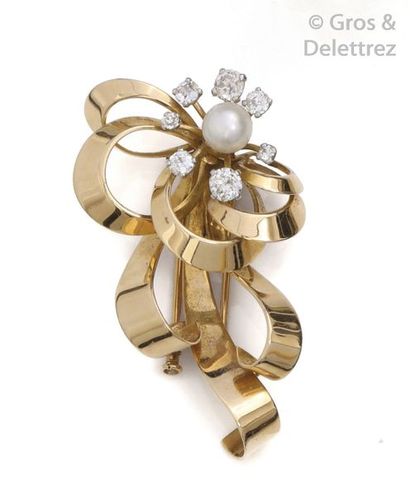 null Yellow gold clip, composed of intertwined ribbons adorned with a pearl in a...