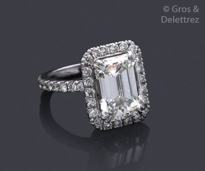 null Large white gold ring, adorned with an emerald-cut diamond in a setting of brilliant-cut...