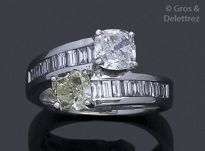 null Ring " Toi and Moi " in white gold, adorned with two cushion diamonds, one yellow...