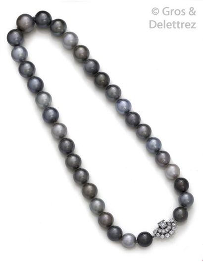 Beau collier de trente-trois perles de culture...