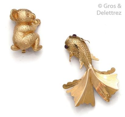 null Set of two yellow gold brooches, one decorated with Koala, the other representing...