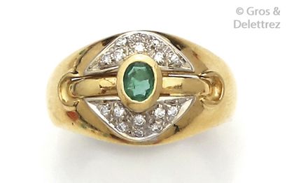 null Yellow gold ring, adorned with an oval emerald edged with brilliant-cut diamonds....