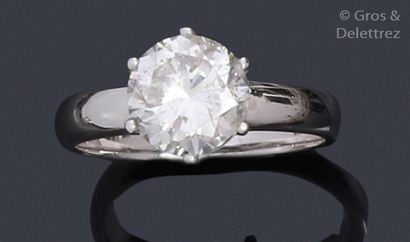 null Platinum " Solitaire " ring, adorned with a brilliant cut diamond calibrated...