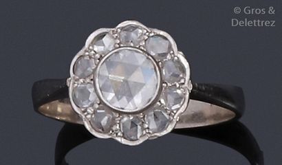 null Bague en or gris, ornée d'un diamant taillé en rose sur paillon dans un entourage...