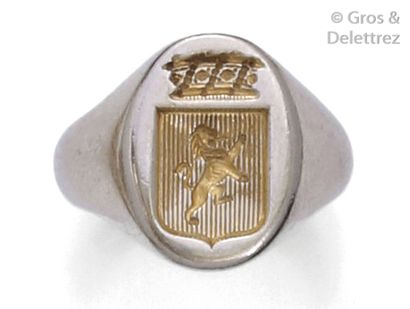 null Ring " Chevalière " in gold of two colors decorated with coats of arms. Tower...