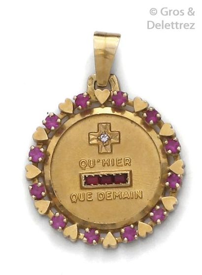 null Yellow gold pendant, decorated with an inscription " + only yesterday and -...