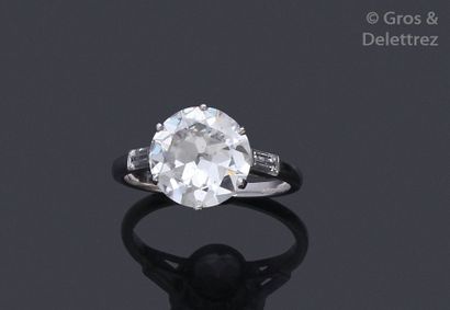 null Platinum " Solitaire " ring, adorned with a brilliant cut diamond. Tour of doigt :...