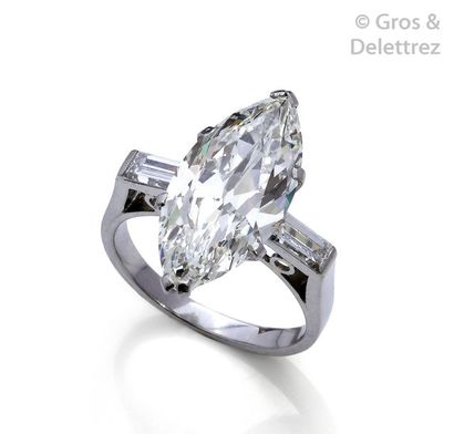 null Platinum ring, adorned with a shuttle-shaped diamond set with two baguette diamonds....