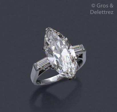 null Platinum ring, adorned with a shuttle-shaped diamond set with two baguette diamonds....