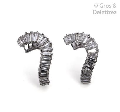 null Pair of " Volute " white gold earrings, adorned with baguette diamonds. Longueur :...