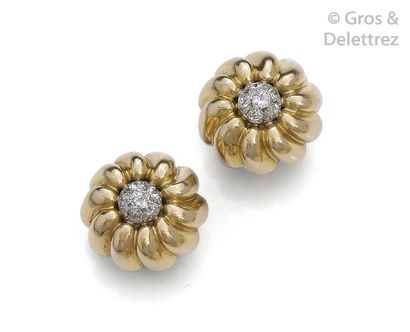 Travail français des années 1940 Pair of " Fleurs " earrings in platinum and gadrooned...