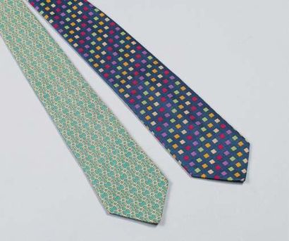 HERMES Paris Made in France Lot de deux cravates en soie imprimée marine et verte....