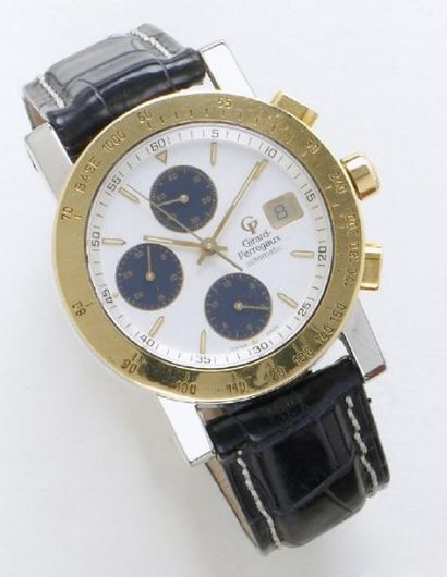 GIRARD PERREGAUX Montre de poignet chronographe en or et acier. Cadran gris à trois...