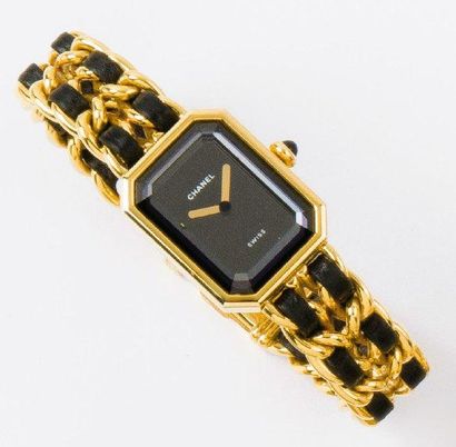 CHANEL « Première » - Bracelet montre de dame en acier plaqué or, cadran noir, mouvement...