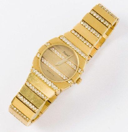 PIAGET Bracelet montre de dame en or jaune, cadran or serti de diamants, mouvement...
