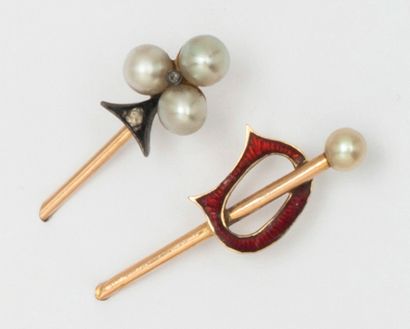 null Lot de deux épingles à cravate en or jaune, ornées de perles. P. Brut?: 3,1...