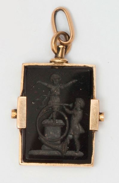 null Yellow gold pendant with an intaglio of a goddess. Longueur : 4cm. P. Brut :...