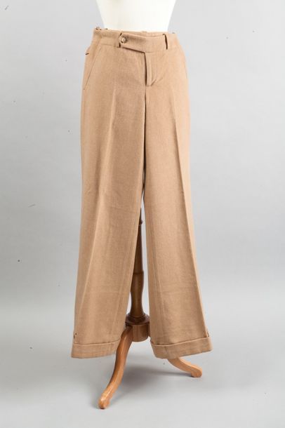 Ralph LAUREN, Karl LAGERFELD Lot composé de deux pantalons, l’un en denim, l’autre...