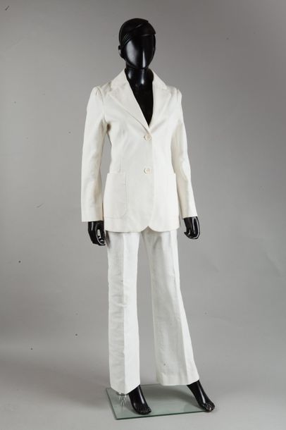Jil SANDER Tailleur pantalon en velours côtelé écru, composé d’une veste, col châle...