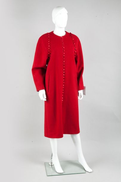 Thom BROWNE Collection Pre-fall 2018 Manteau en lainage rouge, encolure ronde, simple...