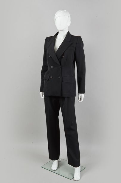 Yves SAINT LAURENT rive gauche Tailleur pantalon en lainage noir composé d’une veste,...