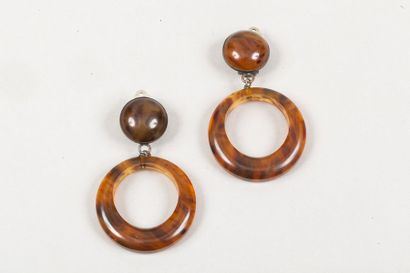 Yves SAINT LAURENT Paire de pendants d’oreille en bakélite à l’imitation écaille,...