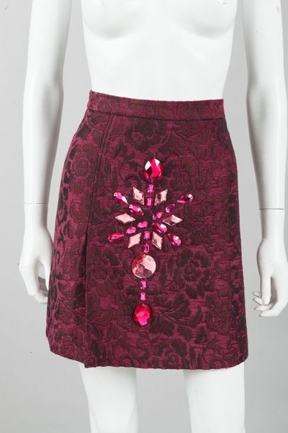 DOLCE & GABBANA Mini-jupe façonnée d’un motif floral dans les tons bordeaux, noir,...