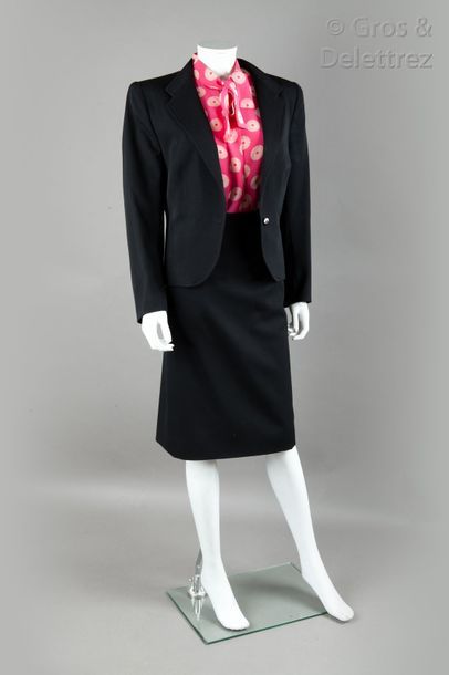 LANVIN haute couture Tailleur en laine noire composé d’une veste courte, à col châle...