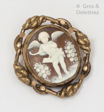 null Broche «?Reliquaire?» ornée d’un camée sur coquille représentant un angelot....