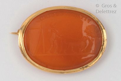 null Oval brooch in yellow gold, decorated with an intaglio on cornelian representing...