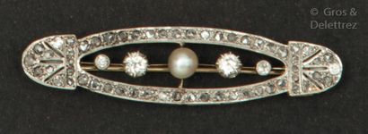 null Broche «?Barrette?» en or gris, ornée d’une perle épaulée de diamants de taille...