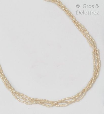 null Collier composé de trois rangs de perles d’eau douce. Le fermoir à cliquet en...