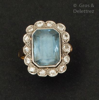 null Bague en or jaune et platine, ornée d’une pierre bleue dans un entourage de...