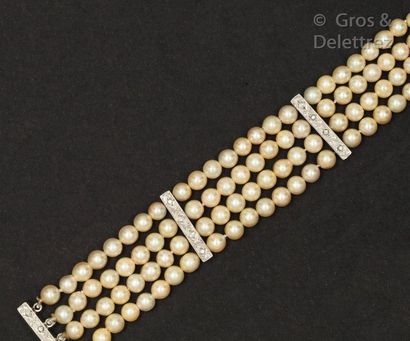 null Bracelet composé de quatre rangs de perles de culture, retenues par des agrafes...
