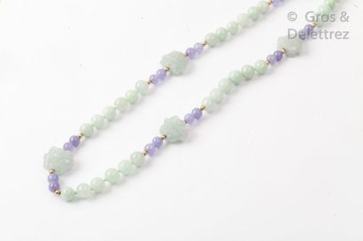 null Sautoir composé de perles de jade jadéite vertes et lilas alternées de motifs...
