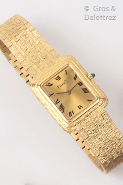 PIAGET Bracelet-montre en or jaune, boîtier rectangulaire 22 mm, cadran or à chiffres...