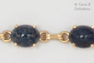 null Bracelet en or jaune 14K, orné de cabochons de lapis lazuli. P. Brut : 13g.