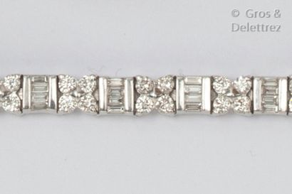 null Bracelet « Ligne » en or gris, entièrement serti de diamants taillés en brillant...