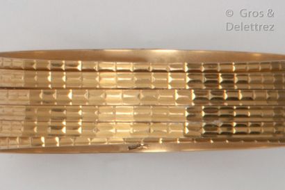 null Semainier en or jaune strié composé de sept bracelets rigides. P. 53.