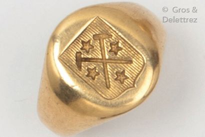 null Yellow gold "Chevalière" ring with a coat of arms. Finger size: 49. Gross weight:...