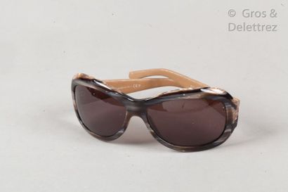 CHANEL Pair of resin sunglasses with imitation horn, padded temples in beige lambskin...