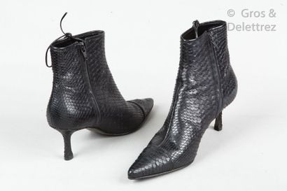 CHANEL Pair of ankle boots in Varanus niloticus black glossy, pointed toe logo, 70mm...