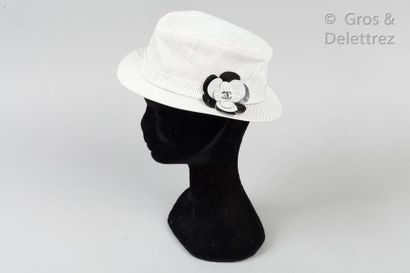 CHANEL Chapeau en coton rayé noir, blanc, bord rigide, tour de tête ceinturé orné...