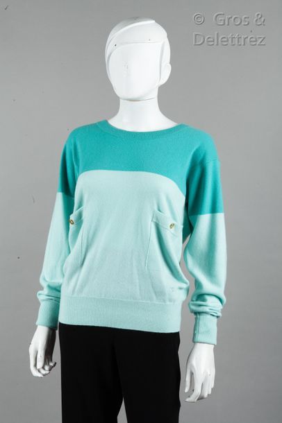 CHANEL par Karl LAGERFELD Circa 1988

Sweater in 100 % blue cashmere in two tones,...