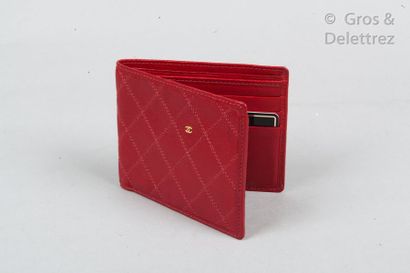 CHANEL Circa 2004 Compact wallet in raspberry quilted lambskin leather, interior...