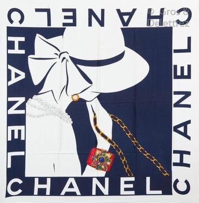 CHANEL *Foulard en crêpe de soie imprimé d’un motif bijou sur un fond blanc, marine....