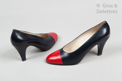 CHANEL *Pair of 8 cm heel slingbacks in two-tone navy and red leather, leather sole....
